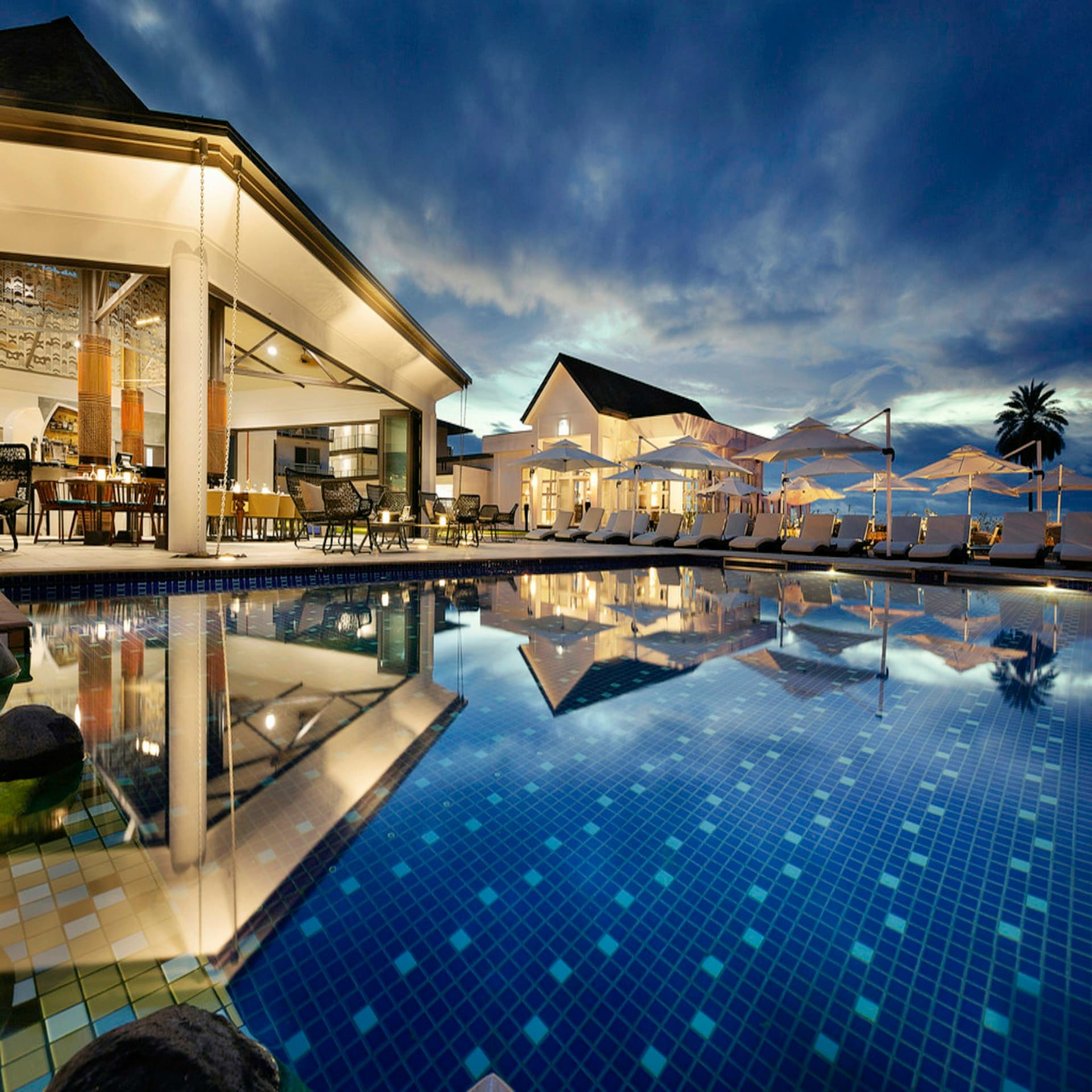 Không gian ngoài trời villa buổi sáng
