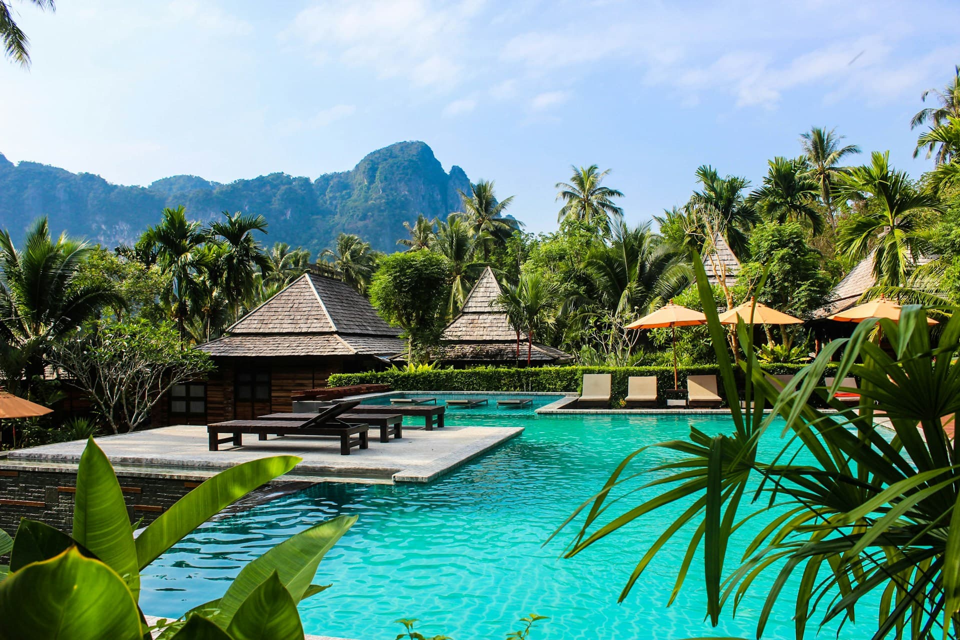 View hồ bơi nhìn ra biển